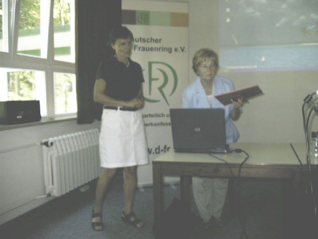 Dr. Ellen Sessar-Karpp �bernimmt die Moderation